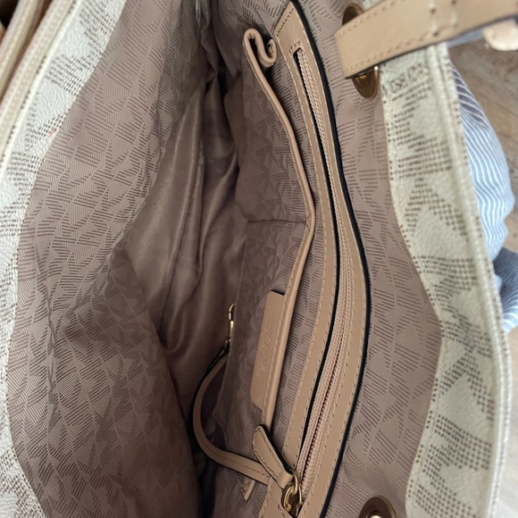 Michael Kors jet set signature tote - Picture 3 of 5